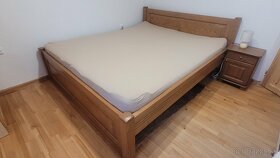 Masívna manželská posteľ 200 x 210 cm s matracmi a stolikmi - 2