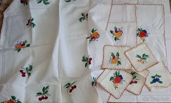 Staré vyšívané obrusy,retro závesy - 2