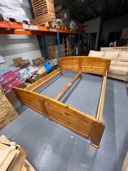 ZNÍZENÁ CENA Manželská postel z masívu - 2