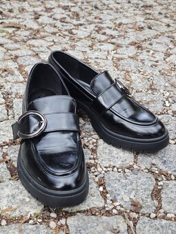 čierne lakované poltopánky, veľkosť 40 - 2