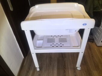 Prebalovaci pult s vanickou - biele drevo/plast - 2