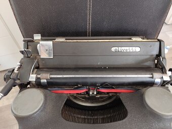 Starozitny pisaci stroj Olivetti m44 - 2