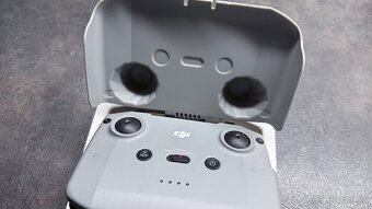 Predám slnečnú clonu a držiak tabletu na DJi RC-N1 - 2