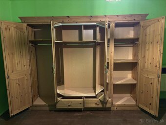 Borovicová skriňa z masívu - 2