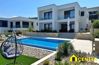 NA PREDAJ novopostavená vila s bazénom /280 m² / Dalmátsko,  - 2
