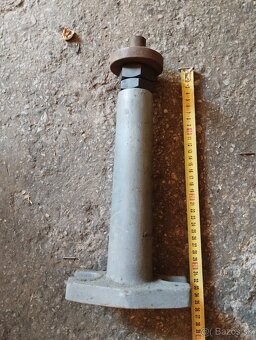 Skrutkovaci zdvihak s kontra maticov. - 2