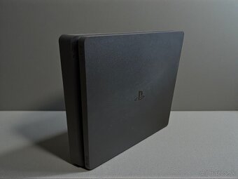 Predám Playstation 4 Slim s dvoma ovládačmi - 2