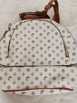 Kabelky a ruksaky. - 2