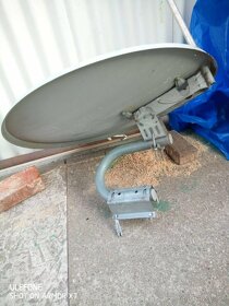 Predám satelitný tanier s držiakom na stenu a konektorom. - 2
