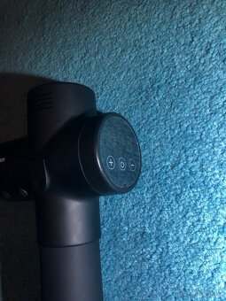 Masážna pištoľ VI Black - GymBeam - 2