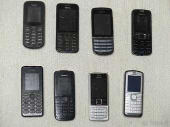 Nokia retro, vintage telefony spolu s nabijackou a headsetom - 2