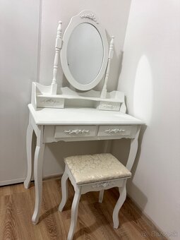 Kozmetický stolík - 2