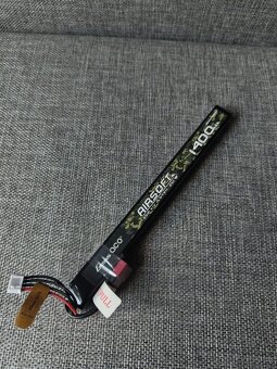 Baterky do Airsoftovej zbrane + nabíjačka - 2