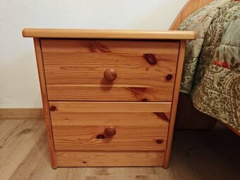 Drevená posteľ s nočnými stolíkmi - 2