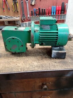 Predám elektromotor s prevodovkou. - 2