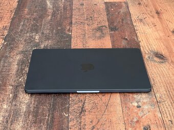 MacBook Air 8/8 16/256 GB záruka do 9.4.2027 - 2