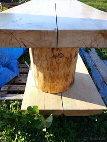 Velký drevený stol s lavicami - 2
