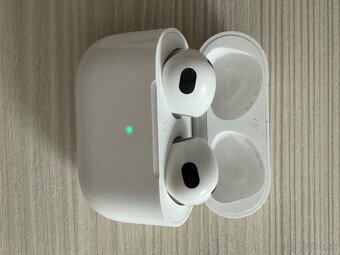Apple AirPods (3. generácia) s MagSafe nabíjacím puzdrom - 2