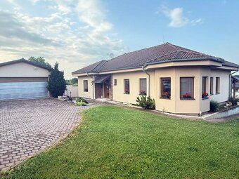 VEĽKÉ ZÁLUŽIE - priestranný RD s peknou záhradou a 3 garážou - 2