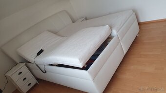 Biela kožená polohovateľná posteľ na ovládanie - 2
