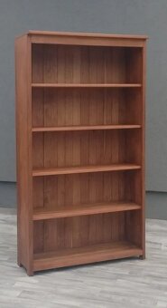 Knižnica so 4 policami. - 2