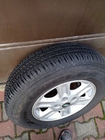 Predám pneu.zanovne s disky land Rover freelander 195/80r15 - 2