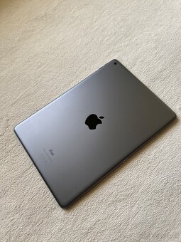 iPad 8. generácie (32GB, WiFi) + Klávesnica Logitech Combo - 2