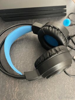 Predám ps4 pro zadarmo jeden ovládáč druhý predávam. - 2