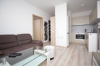 KOŠICKÁ - 2 iz. menší byt, balkón 7 m2, WIFI, klimatizácia - 2