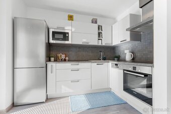 PRENÁJOM 1-IZBOVÝ BYT S PRIESTRANNÝM BALKÓNOM A PARKOVANÍM - 2