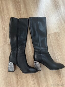 Kožené čierne čižmy s ozdobným podpätkom - 2