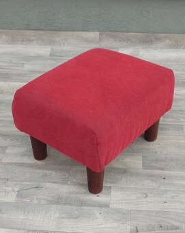 Taburet červený s drevenými nohami. - 2