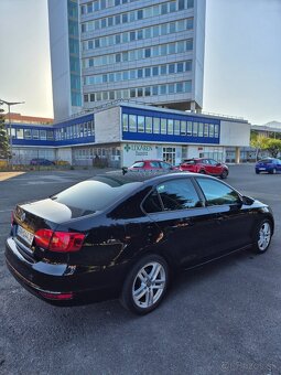 Volkswagen Jetta - 2