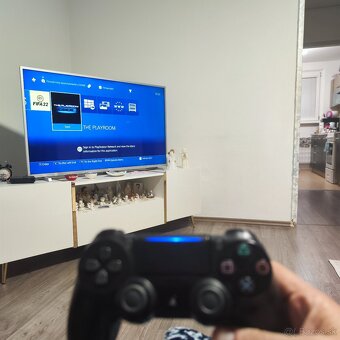 Playstation 4 Pro  + 2 ovládače - 2