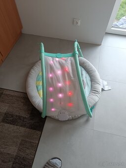 Deka na hranie sveteľná Bright Starts Arctic Glow™ - 2