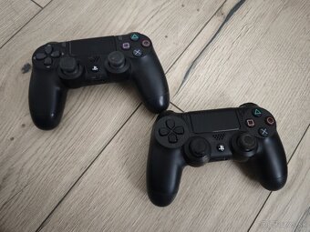 Predám PS4 + 2x ovládač - 2
