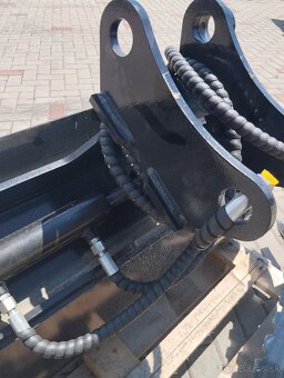 svahovacia hydraulická lyžica - 2