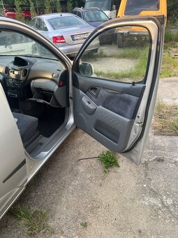 Rozpredám Toyota Yaris Verso 1,3 benzín, r.v. 2003 - 2