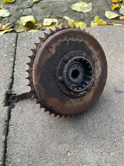 Jawa 250,350 Pérák zadný stred - 2