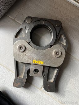 Predám  lisovaciu čeľusť Rems F63 - 2