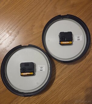2x nástenné hodiny - 2