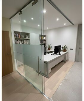 Deliaca sklenená stena - 2