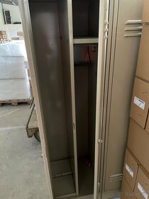 Šatníková skriňa, Kovový šatník - 2