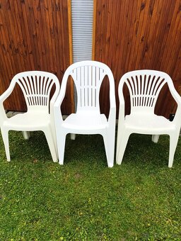 Plastové stoličky - 2