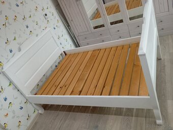 Krásna, biela retro masívna posteľ - 2