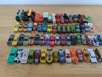 Hot Wheels - 64 autíčok (použité) - 50 € - 2