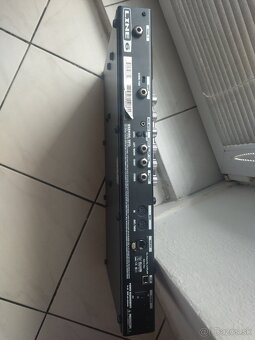 Pódiový Line 6 gitarový multiefekt - 2