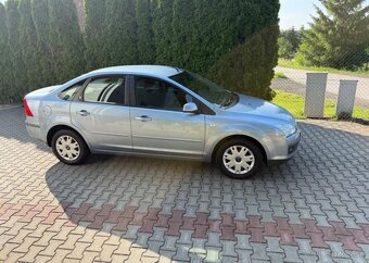 Ford Focus 1,6i Ghia Tažné Klima benzín manuál 74 kw - 2