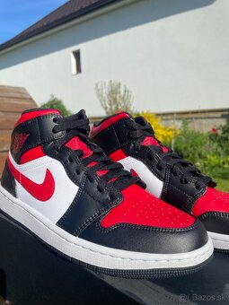 Nike Air Jordan 1 Mid Fire Red Bred Toe - 2