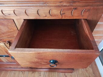 Komoda zo série CAMBRIDGE z akácioveho dreva - 2